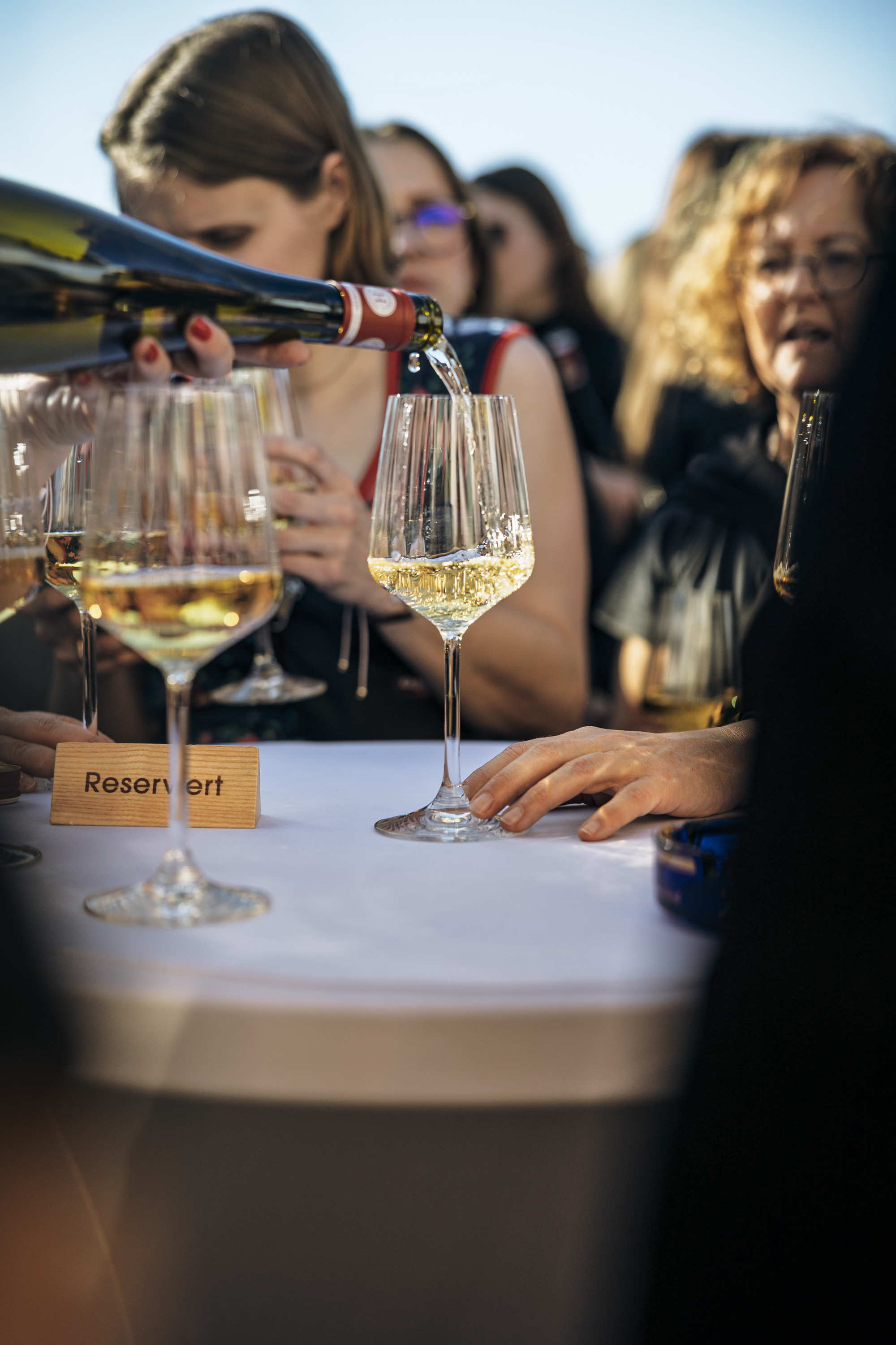 Stehtische im Weinzelt